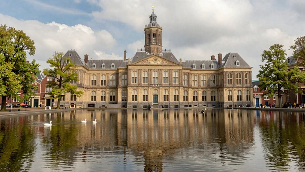 The Hague Binnenhof reflected in water - elegant Dutch city for meeting women